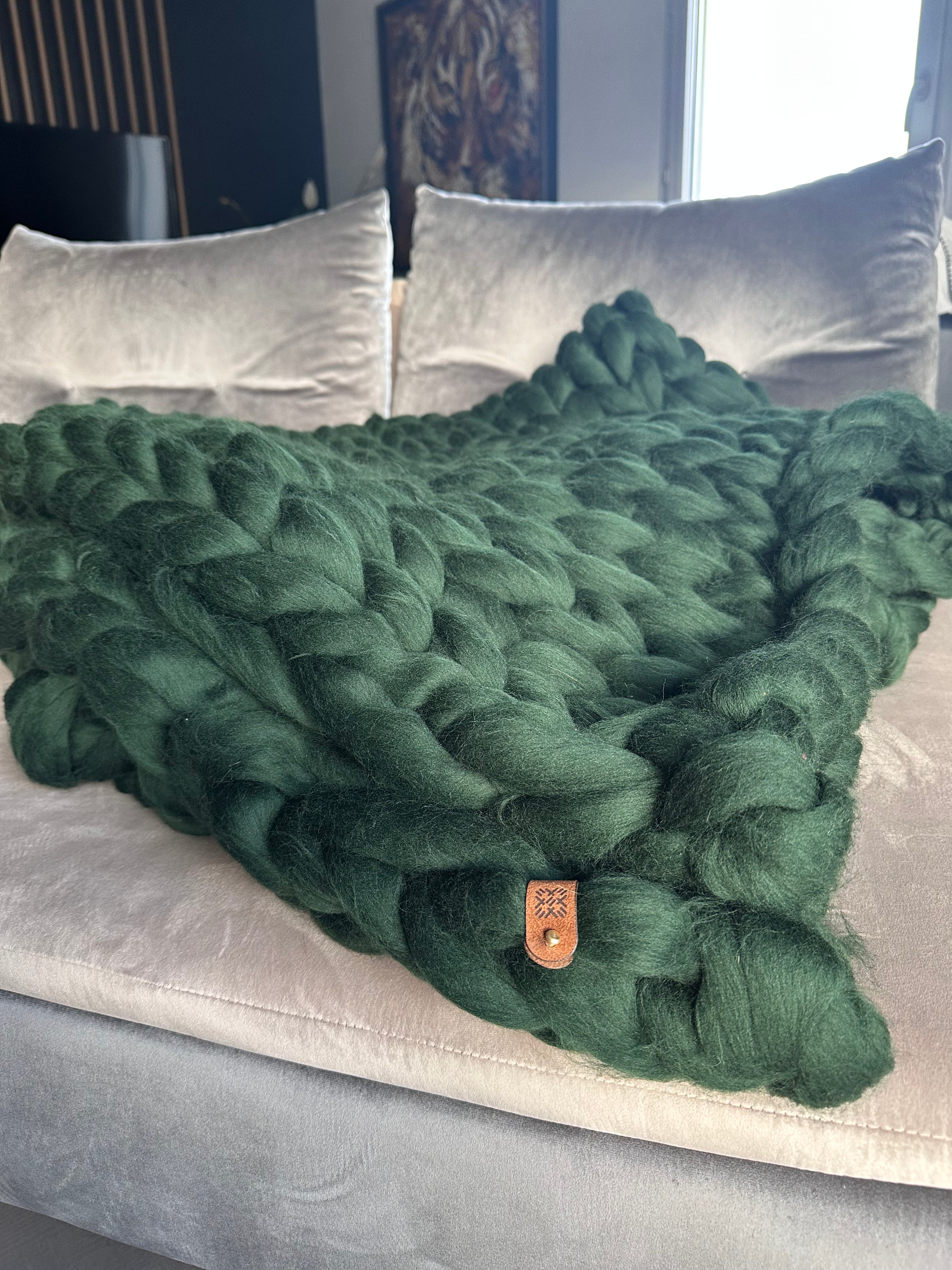 Plaid grosse maille vert sapin en laine mérinos. Élégance et chaleur pour des moments cocooning