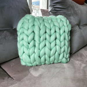 Coussin laine mérinos 40x40, vert menthe, grosse maille. Confort et style pour une touche de fraîcheur dans votre espace