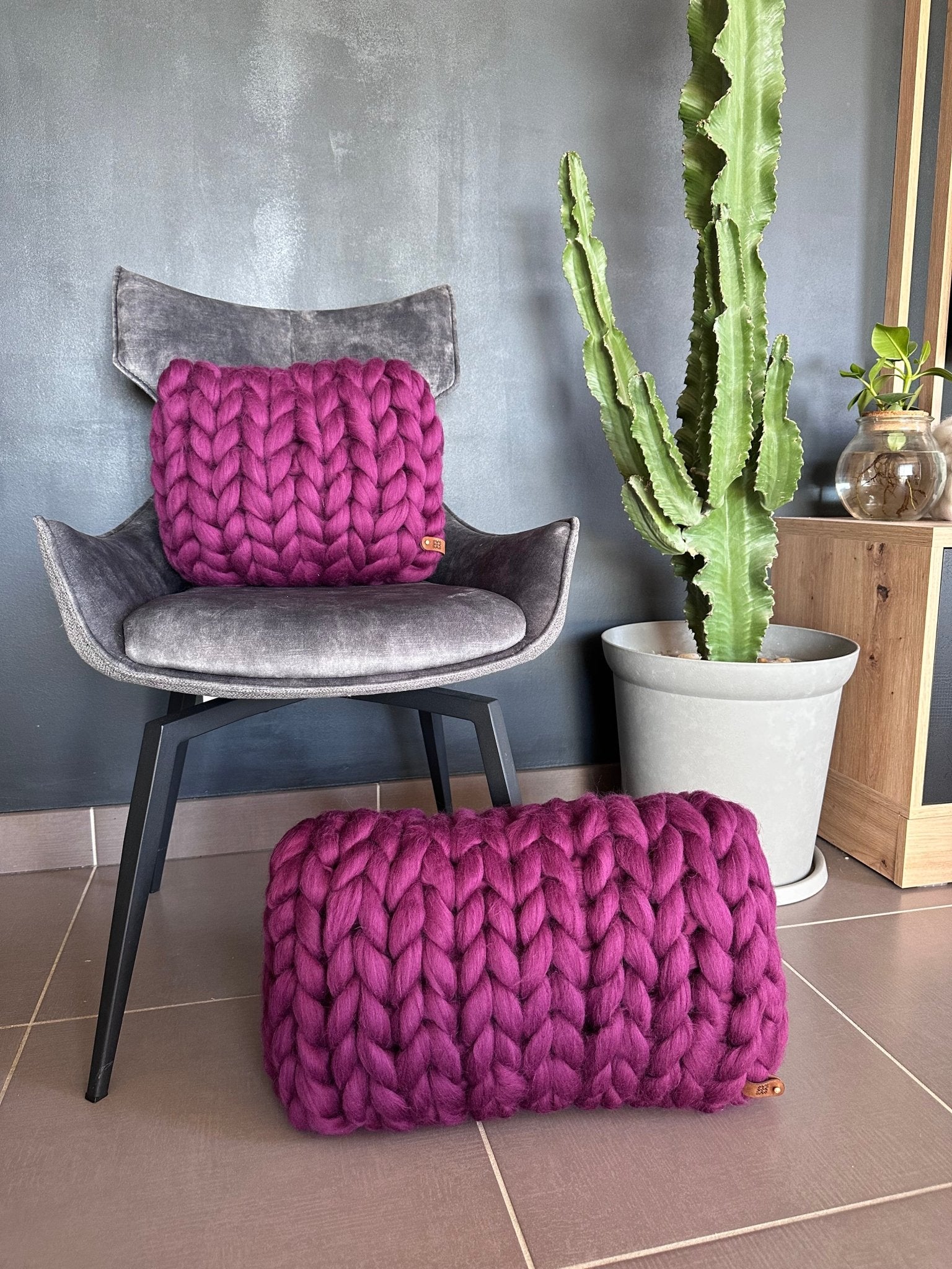 Optez pour le confort et le style avec ce coussin en laine mérinos à grosse maille de 30x50 cm, violet.