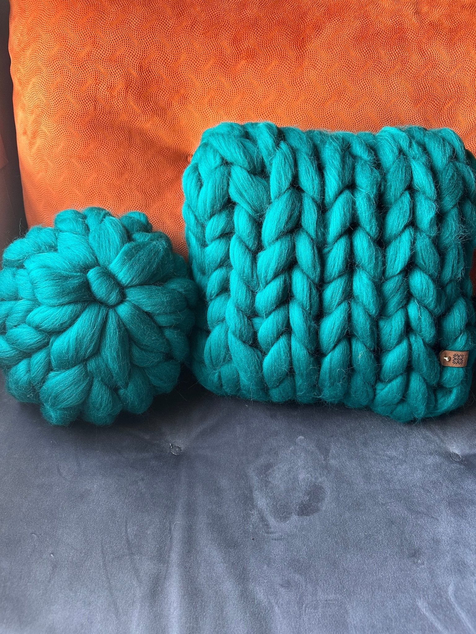 Créez une oasis de confort et de raffinement dans votre espace avec ce coussin en laine mérinos à grosse maille de 40x40 cm, arborant un vert captivant