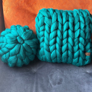 Créez une oasis de confort et de raffinement dans votre espace avec ce coussin en laine mérinos à grosse maille de 40x40 cm, arborant un vert captivant