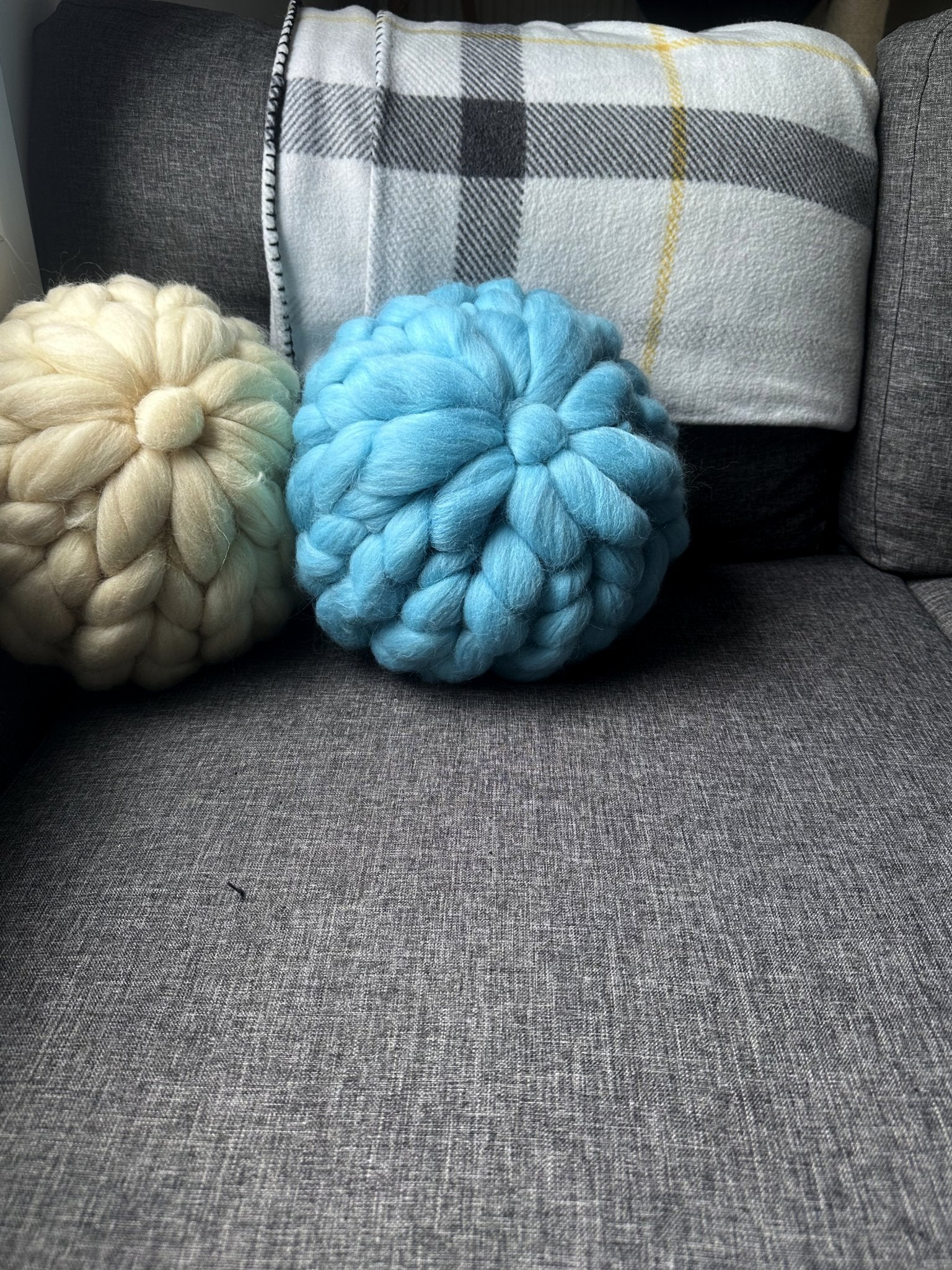Coussin en laine mérinos blanc / écru - grosses mailles - Plaid